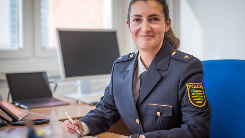 Maria Meißner an ihrem neuen Arbeitsplatz im Gebäude des Polizeireviers Dresden-West.