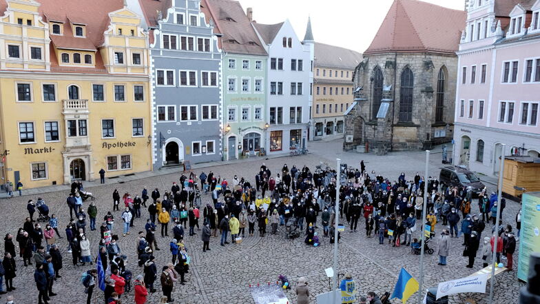 Am 1. März kamen rund 200 Menschen auf den Meißner Markt zur Friedensdemo. Für diesen Mittwoch hat das Franziskaneum eine Aktion geplant.