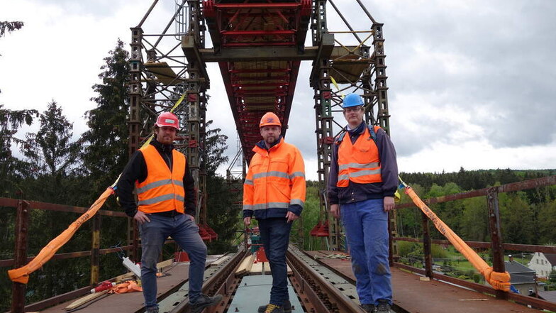Für Jakub Sláma, Marek Urválek und Jan Laifr haben schon einige Brückenbauten hinter sich. Aber auch für sie ist das Eisenbahnviadukt in Vilémov (Wölmsdorf) eine anspruchsvolle Baustelle.