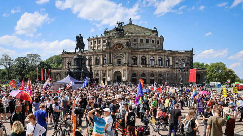 "Wollen zeigen, dass Sachsen nicht Rechts ist": Demonstranten am Samstag auf dem Dresdner Theaterplatz.