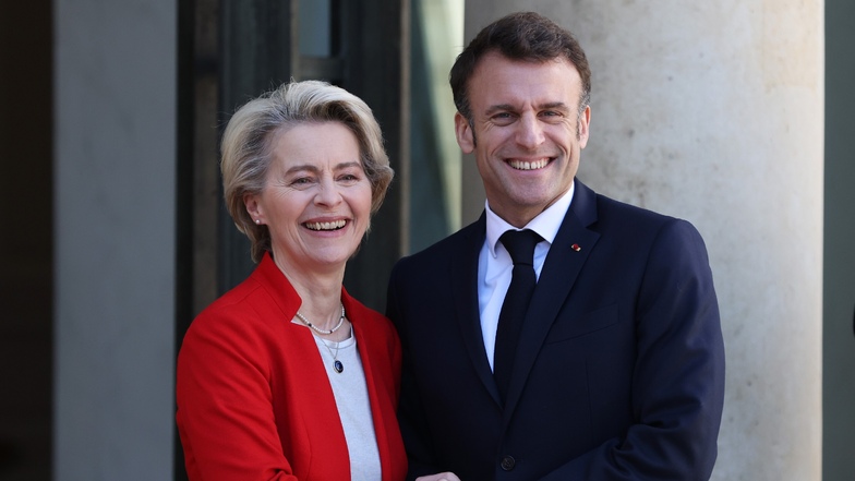 Emmanuel Macron (r), Präsident von Frankreich, begrüßt Ursula von der Leyen, Präsidentin der Europäischen Kommission, vor einem Treffen am Elysee-Palast.