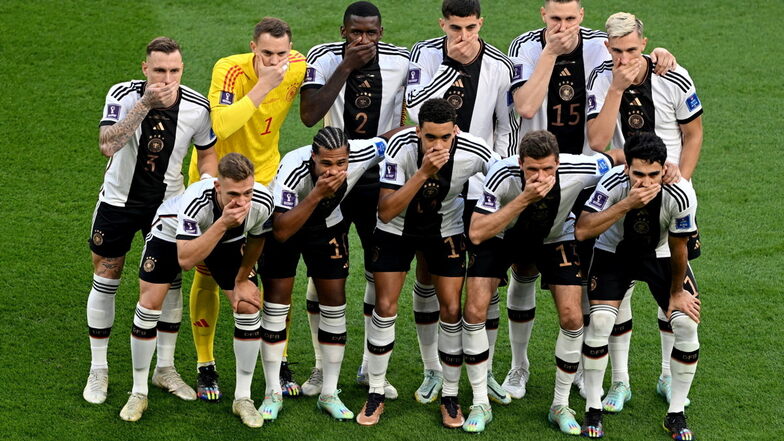 Die deutsche Mannschaft beim Teamfoto. Alle halten sich den Mund zu.