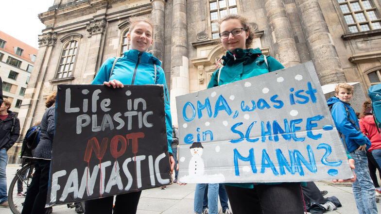 Teilnehmerinnen der FFF-Demo Anfang Mai an der Frauenkirche in Dresden.