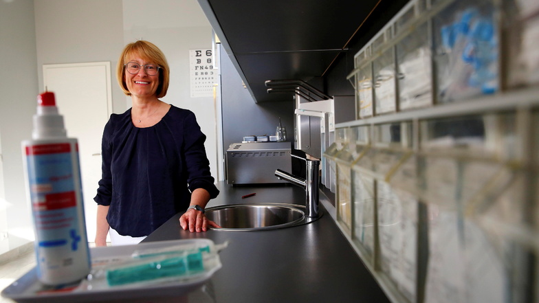 Judith Petasch, Fachärztin für Innere Medizin in Kamenz, möchte ihre Patienten gern selbst gegen Corona impfen. Sie und ihre Mitarbeiterinnen sind schon geimpft.