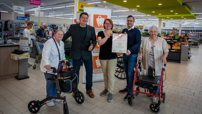 Elsa Jankowski (links) und Erika Erbert (rechts) freuen sich, dass das Einkaufen bei Nah & Frisch wieder Spaß macht. Der Markt, den Susan Reichel (Mitte) leitet, hat ein Zertifikat für generationsfreundliches Einkaufen bekommen.