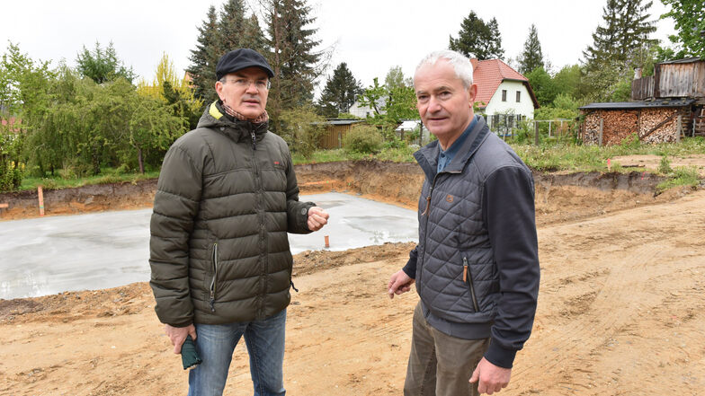 Architekt Ralf Schiller (li.) und Bauherr Gerd Lehnert stehen hier auf der Baustelle für das neue Wohnhaus auf der Rabenauer Straße in Dippoldiswalde.