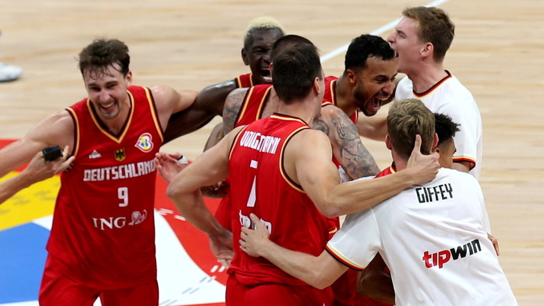 Deutschlands Basketballer jubeln nach dem Sieg über die USA und dem WM-Final-Einzug. Das Endspiel zeigen auch die Dresden Titans.