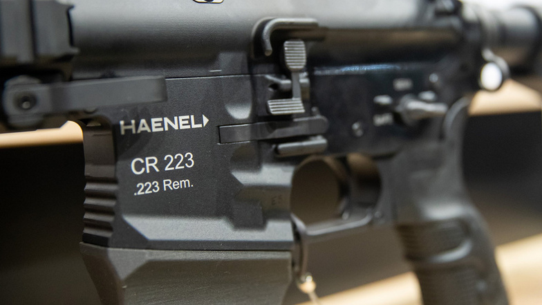 Ein Gewehr in ziviler Ausführung des deutschen Waffenherstellers Haenel ist auf einer Fachmesse für Jagd, Schießsport, Outdoor und Sicherheit ausgestellt.