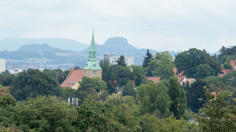 Ein traumhafter Blick bis in die Sächsische Schweiz bietet sich vom Südhang, wo die Stadtentwässerung derzeit arbeitet.