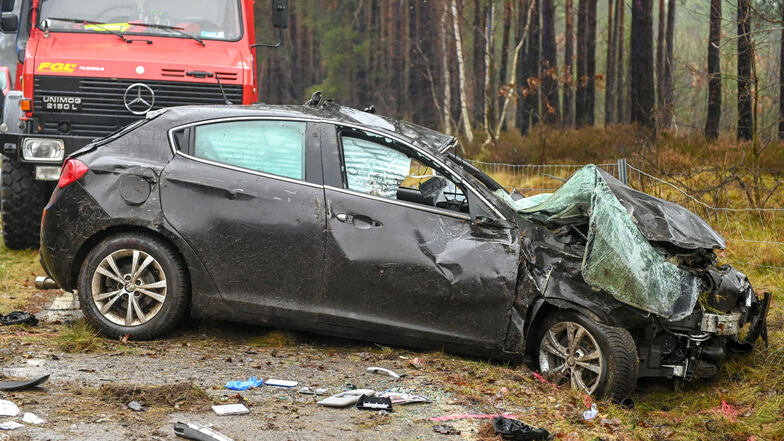 Unfall zu Heiligabend: Fahrer wird in Auto eingeklemmt