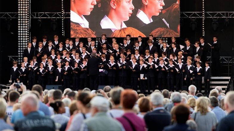 Der Dresdner Kreuzchor singt zur Eröffnung auf dem Dresdner Stadtfest am Freitagabend.