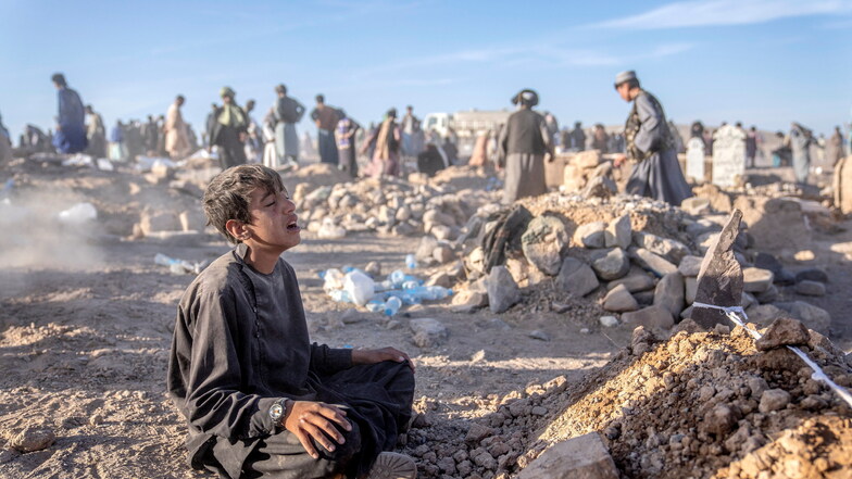 Ein afghanischer Junge trauert neben dem Grab seines kleinen Bruders, der beim Beben am Samstag in der Region Herat ums Leben kam. Am frühen Mittwochmorgen wurde die Region erneut von einem schweren Erdbeben erschüttert.
