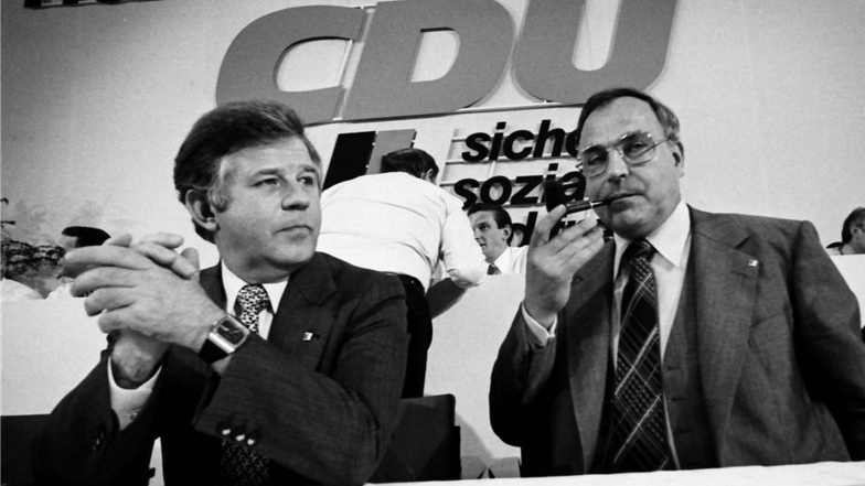 24. CDU Parteitag vom 24.-26. Mai 1976 in Hannover: der CDU Vorsitzende Helmut Kohl (r) und Kurt Biedenkopf.
