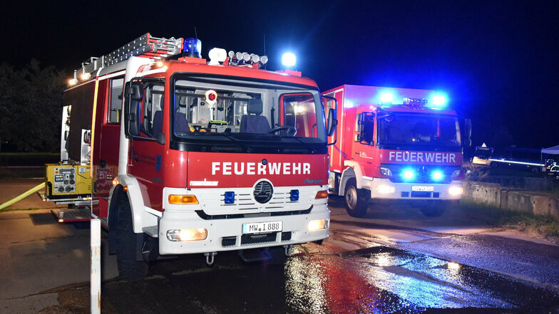 Sechs Transporter brennen nach Brandstiftung in Leipzig