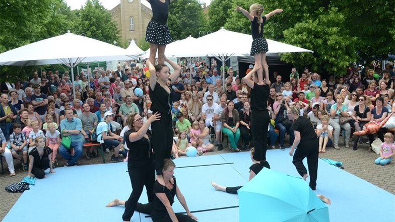 Das Akrobatik-Team Niesky tritt vor der Bühne beim 21. Sächsischen Familientag in Niesky auf.