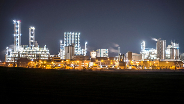 In der Nacht ist das Wacker-Werk in Nünchritz weit über die Elbe hinweg zu sehen. Nicht nur das Chemieunternehmen wird ungeduldig, was die Verfügbarkeit von Grüner Energie angeht.