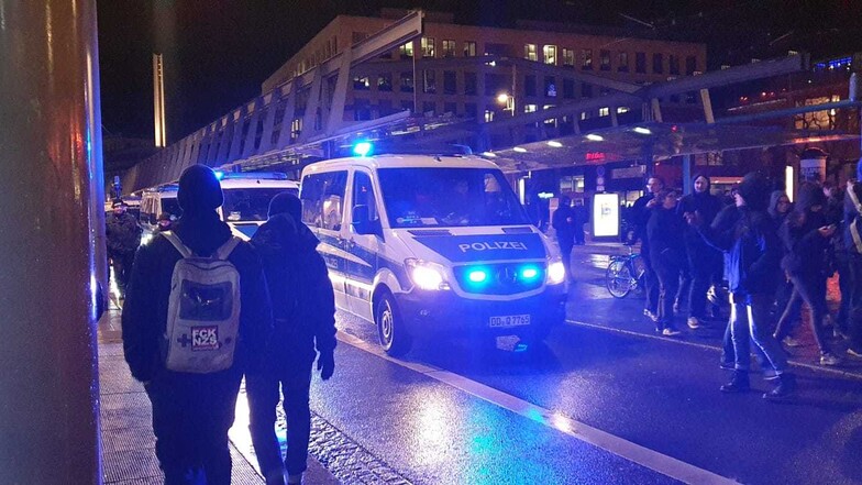 Nach der Menschenkette standen sich am Donnerstag auf der Wilsdruffer Straße zwei Lager gegenüber. Die Polizei hatte viel zu tun.