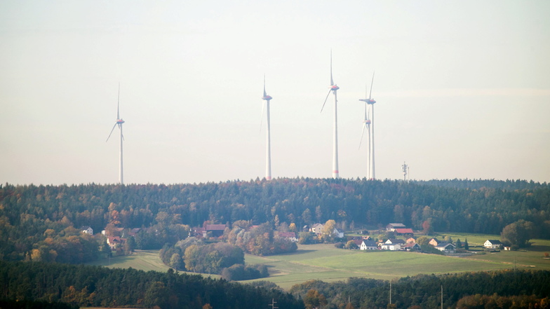 Strenge Abstandsregeln: In Bayern müssen neue Windkraftanlagen zehnmal so weit von Häusern entfernt sein, wie sie hoch sind. In Sachsen gelten 1.000 Meter, auch das ist umstritten.