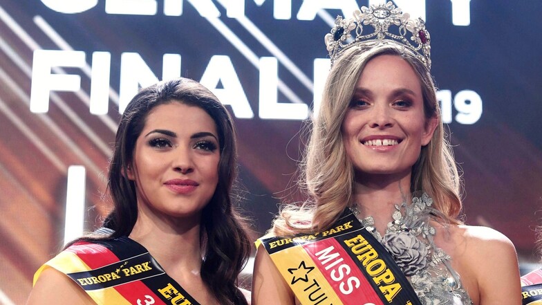 Nadine Berneis (M) ist neue Miss Germany. Links von ihr steht Miss Sachsen, Anastasia Aksak, die auf den dritten Platz kam,