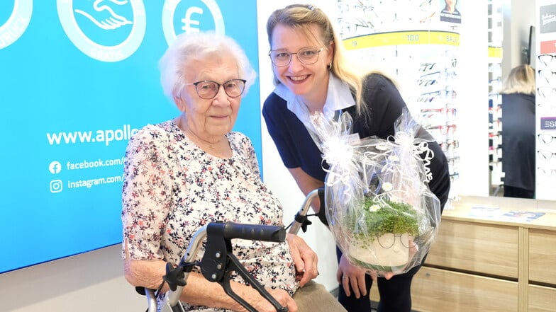 Magarete Hummel (102 Jahre alt) hat sich bei Apollo-Optik eine Gleitsichtbrille anfertigen lassen. Filialleiterin Carolin Pluskat meint: "Für eine neue Brille, ist man nie zu alt."