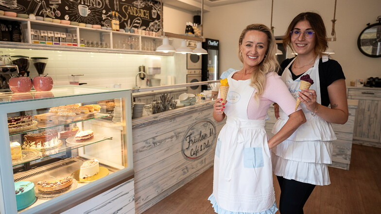 Haben jetzt auch Eis im Angebot: Geschäftsführerin Anita Strittmatter (links) zusammen mit Mitarbeiterin Alina Birsan im Gastraum des Cafès "Fräulein M."