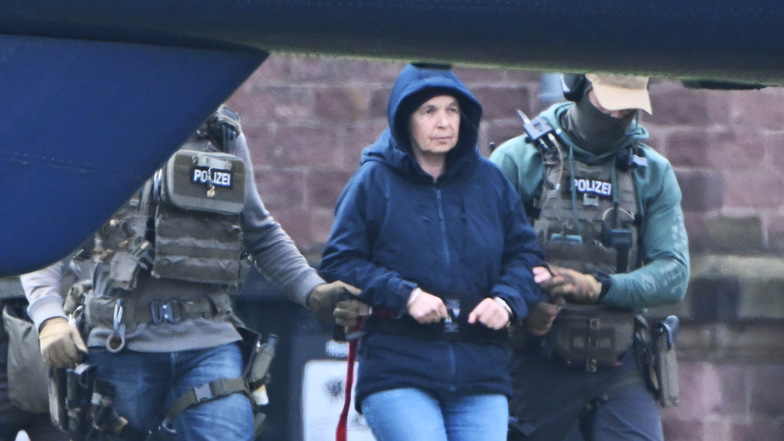 Im Innenhof eines Behördenzentrums wird die frühere RAF-Terroristin Daniela Klette zu einem Hubschrauber geführt. Zuvor hatte sie einen Haftprüfungstermin beim Bundesgerichtshof (BGH).