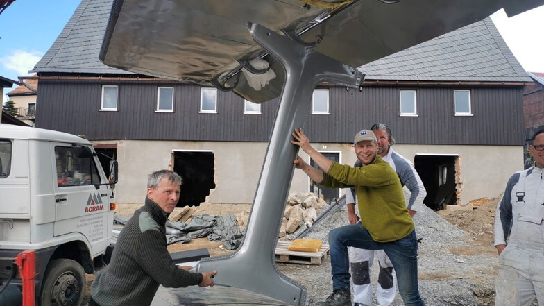 Ursprünglich wollte Erik Herbert (rechts mit Basecap) das Haus im Hintergrund zu Ferienwohnungen umbauen. Dann kam ihm aber die Idee mit dem Flugzeug.
