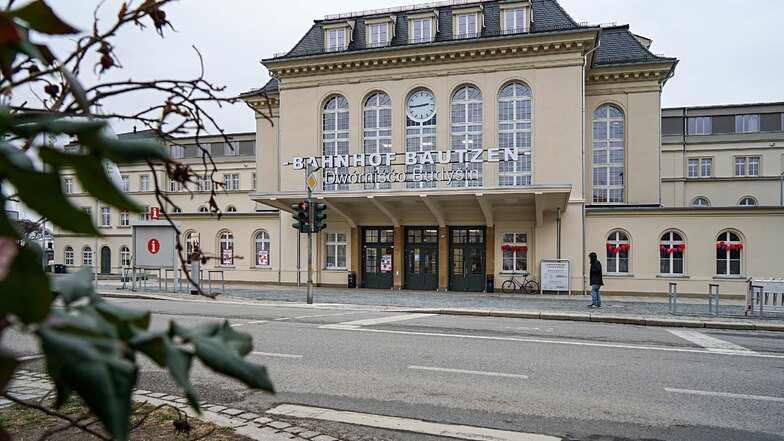 Auf dem Gelände des Bautzener Bahnhofs haben Unbekannte Täter Schaden angerichtet.