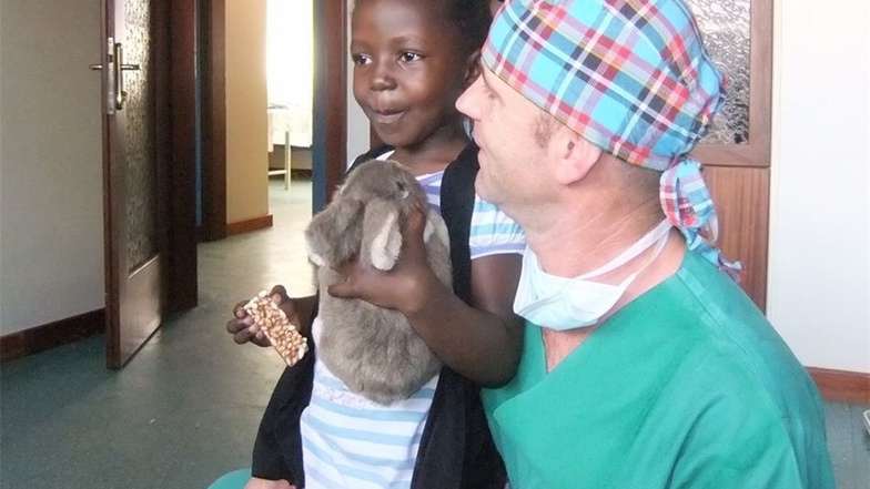 Sven Schulz hilft, wo Hilfe benötigt wird. Hier mit der an einem Leistenbruch operierten fünfjährigen Joseline.