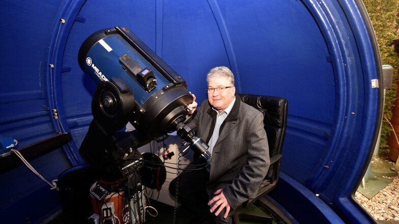 Peter Lindner hat auf seinem heimischen Grundstück eine private Sternwarte gebaut. Hier verbringt der Hobbyastronom und Vorsitzende des Astronomischen Vereins Hoyerswerda so manche Stunde.