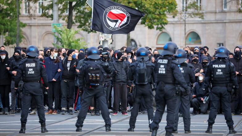 Linke Gegendemonstranten vom Bündnis "Leipzig nimmt Platz" blockieren auf dem Leipziger Ring eine Demo "Für Frieden, Freiheit und Selbstbestimmung" aus dem Umfeld der "Querdenker"-Bewegung.
