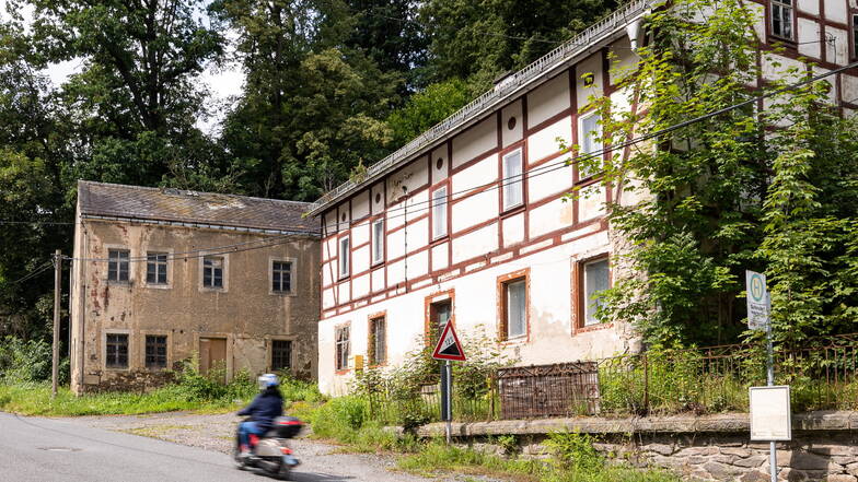 Auch hier prägt ein ungenutztes Haus den ersten Eindruck, wenn man von unten nach Seifersdorf kommt.