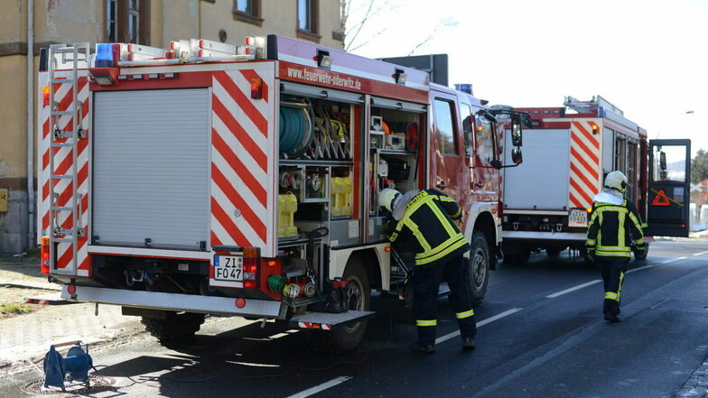16 Kameraden der Oderwitzer Feuerwehr pumpten einige Tausend Liter Wasser aus dem Keller.