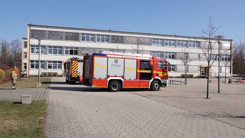 In deiser Grundschule am Dobritzer Weg in Dresden musste die Feuerwehr einen Brand löschen. Mehrere Lehrer und Schüler mussten sich ins Freie retten.