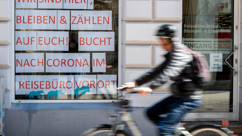 Wochenlang mussten wegen der Corona-Pandemie Reisebüros in ganz Deutschland geschlossen bleiben, hier ein Eindruck aus Schwerin. Mittlerweile dürfen kleine Geschäfte wieder öffnen - aber Hotels und Gastronomiebetriebe bleiben weiter dicht.