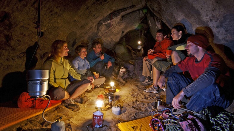Das Übernachten in einer Boofe ist bei Kletterern in der Sächsischen Schweiz eine mehr als 100 Jahre alte Tradition.