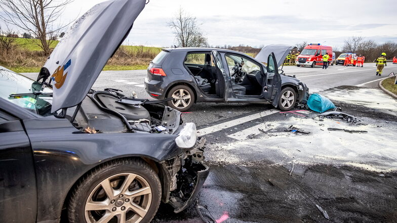 Einer der letzten Unfälle in 2023: Am 31. Dezember wurden an der Autobahnauffahrt Heidenau nahe der A17 acht Menschen teils schwer verletzt. Auch ein Hund kam zu Schaden.