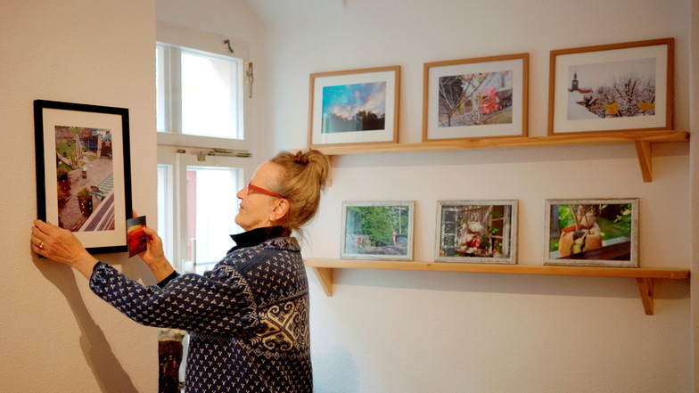 Christina Koenig vollzieht letzte Arbeiten für die Fortsetzung der Ausstellung "Aus meinem Fenster". Vernissage ist am Sonntag.