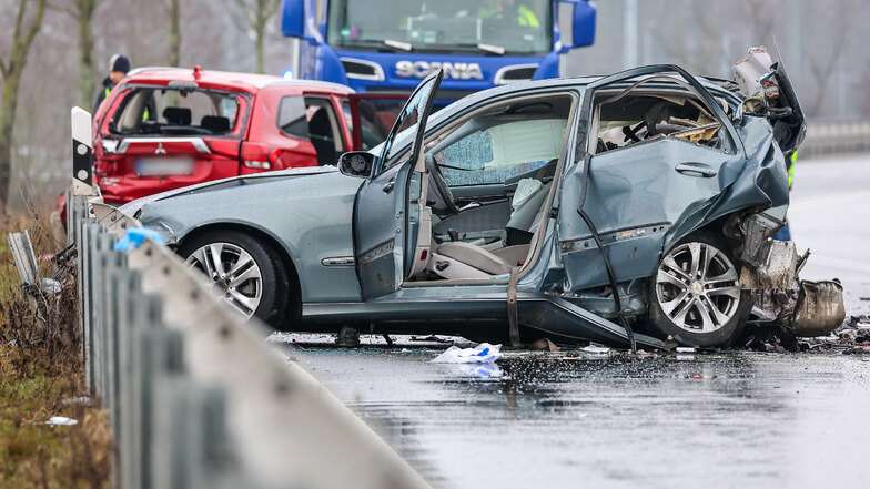 Tödlicher Unfall bei Eilenburg: 18-jähriger Verursacher hatte Auto ohne gültigen Tüv