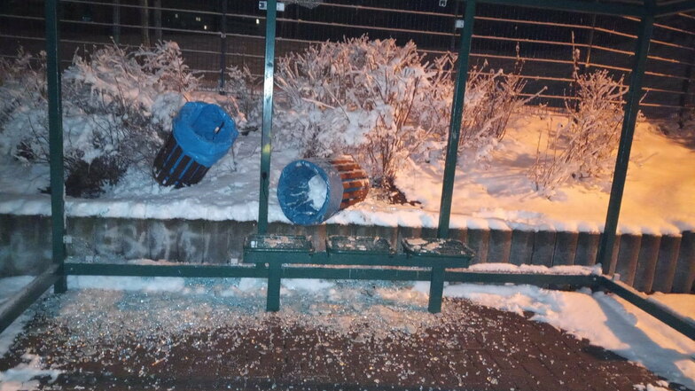 In Wilthen haben Unbekannte am vergangenen Wochenende die Wetterschutzverglasung einer Bushaltestelle zerstört - und noch mehr Schaden angerichtet.