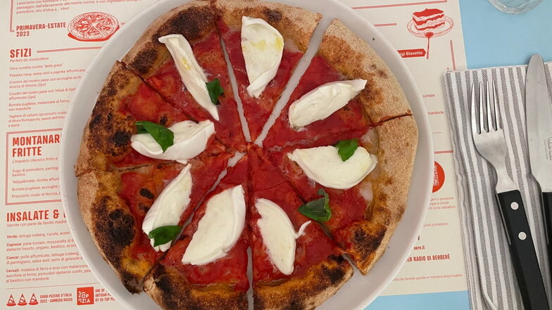 Berberè Pizza in Bologna verkauft die Büffelmozzarella-Pizza zum Preis von 10,50 Euro.