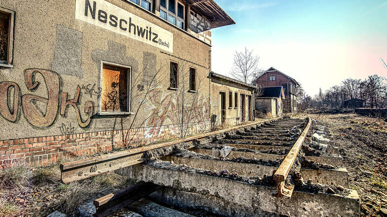 Hier fuhren und hielten einmal Züge. So wie auf dem ehemaligen Bahnhof Neschwitz sieht es fast überall entlang der früheren Strecke zwischen Bautzen und Hoyerswerda aus. Nach dem Willen der Kommission „Wachstum, Strukturwandel und Beschäftigung“ soll sie