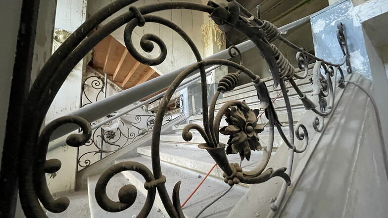 Auch im Treppenhaus sind noch die historischen Geländer des Schlosses Wachau erhalten geblieben.