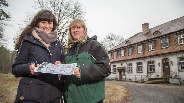 Planerin Kati Wuttke und Annett Hertweck als Leiterin der Naturschutzstation vor dem Naturschutzzentrum Schloss Niederspree bei Quolsdorf. Es soll wieder als Schulungszentrum für den Naturschutz dienen.