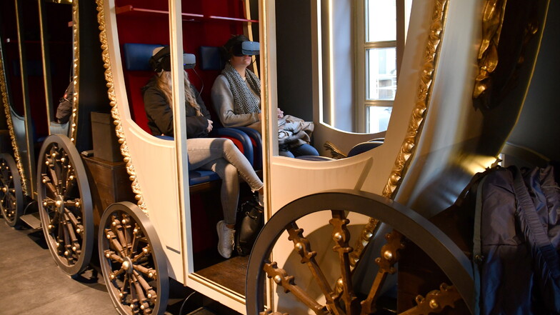 Mit einer VR-Brille erleben die Besucher eine Tour durch das barocke Dresden. Die Kutsche bewegt sich dabei und suggeriert eine echte Kutschfahrt durch den Schlamm der Dresdner Altstadt.