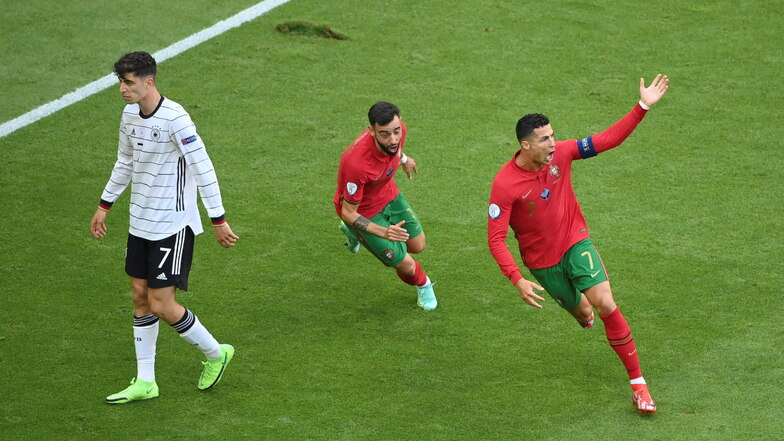 Portugals Cristiano Ronaldo (r.) bejubelt sein Tor zum 1:0. Es war sein erstes Tor überhaupt gegen Deutschland. Am Ende reichte es aber nicht.