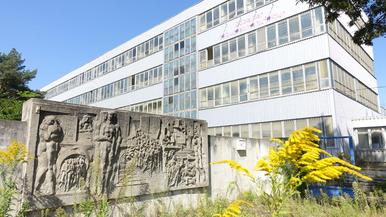 1978 ist das als „Blaues Gebäude“ oder auch „Blaues Wunder“ in Döbeln bekannte Industriegebäude des VEB DBM gebaut worden.