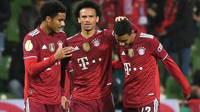Bayerns Malik Tillmann (l) und Leroy Sane (M) freuen sich mit Jamal Musiala über dessen zweiten Treffer, der das 7:0 für die Münchner bedeutete. Auch die beiden Gratulanten trugen sich in die Torschützenliste ein.
