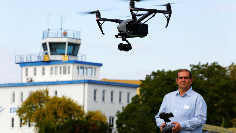 Fachmann Mike Hohmann lässt auf dem Kamenzer Flugplatz eine Drohne steigen. Hier soll künftig geballte Kompetenz das autonome und elektrische Fliegen voranbringen.