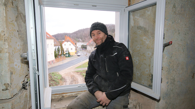 Nur der Sockel der Fassade am Haus Nossener Straße 34 muss noch verputzt werden. Neue Holzfenster sind bereits eingebaut worden.